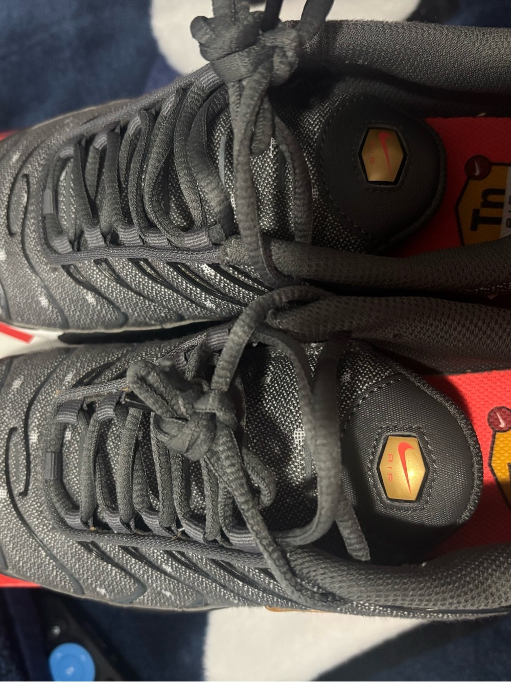 Nike Air Max Plus SE in Iron Grey, Metallic Gold & Black - Picture 2 of 7